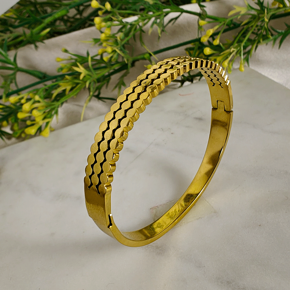 Elegant Textured Gold Bangle